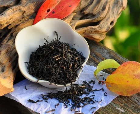 愛生活 愛簡小葉｜創(chuàng)新制作工藝的“一點紅”